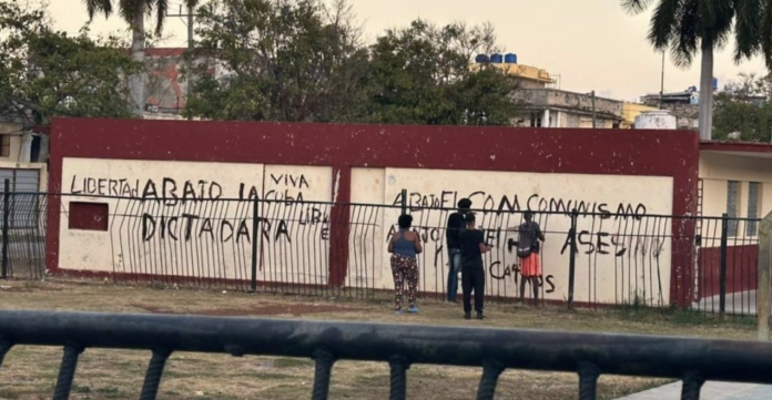 Carteles antisistema en Cuba