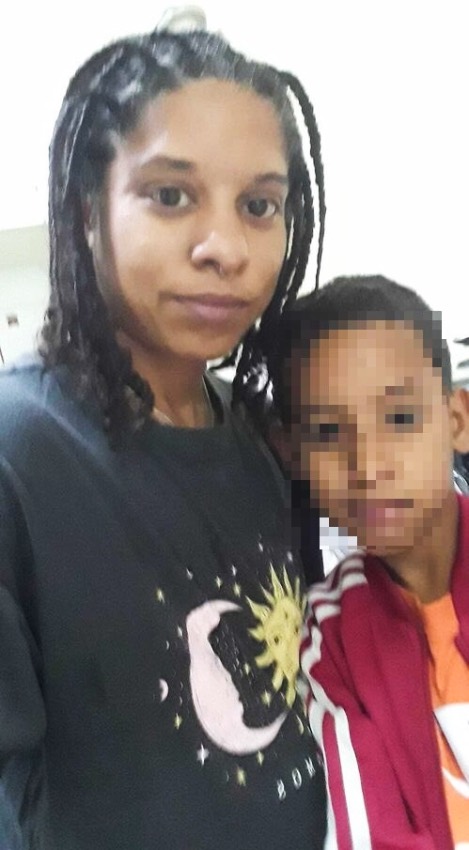 Giselle Ordóñez, activista feminista cubana, junto a su hijo. Ambos participaron en una protesta en el barrio Zamora de Marianao, La Habana (12 de marzo de 2026)
