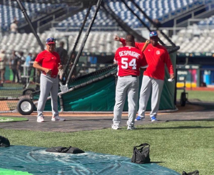 Alfredo Despaigne junto a Omar Linares. Equipo Cuba; Clásico Mundial de Béisbol 2026