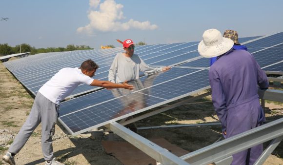 Parque de energía solar en cuba / Fotos: Rudens Local Guerra