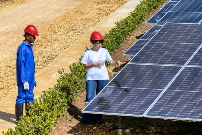 Instalación de parque fotovoltaico en Cuba / Foto: Cubadebate