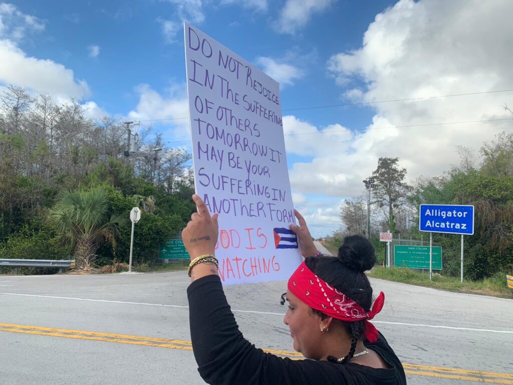 Cubanos piden liberación de familiares en Alligator Alcatraz / Foto: El Estornudo