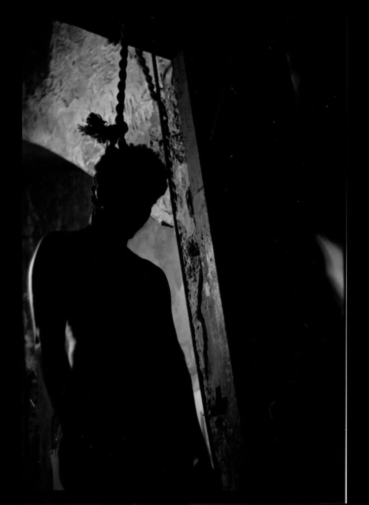 Fotografía de la serie «Mil maneras de morir accidentado» (2020-2021). 
Luis Manuel Otero Alcántara con la colaboración del artista Anyelo Troya. 