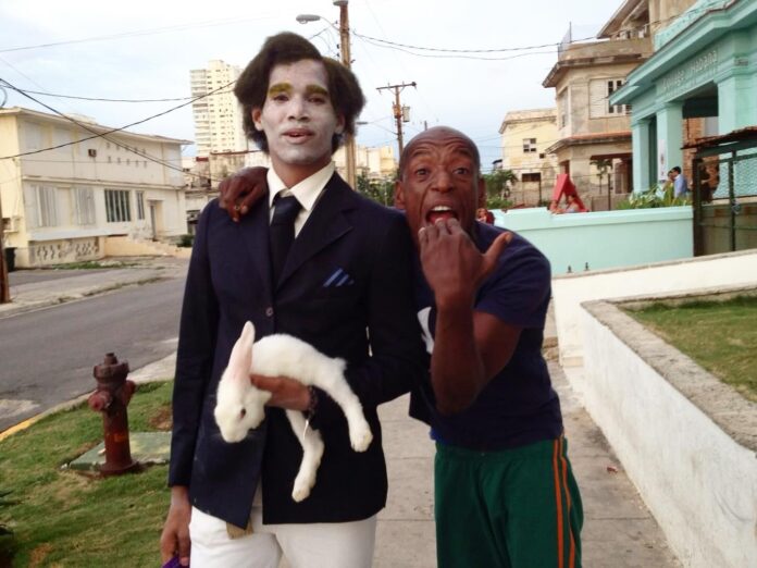 El artista Luis Manuel Otero junto a Pánfilo / Foto tomada de Facebook