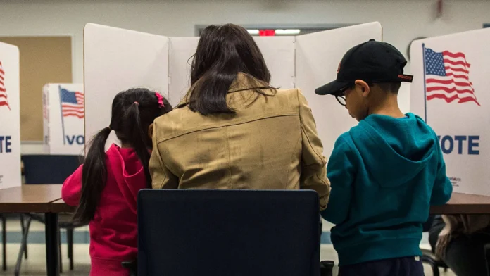 Familia en un colegio electoral en Lorton, Virginia / Foto: Andrew Caballero-Reynolds/AFP/Getty Images