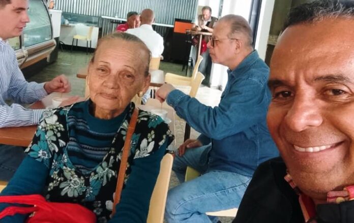 Carmen Teresa Navas junto a William Azuaje, amigo de su hijo