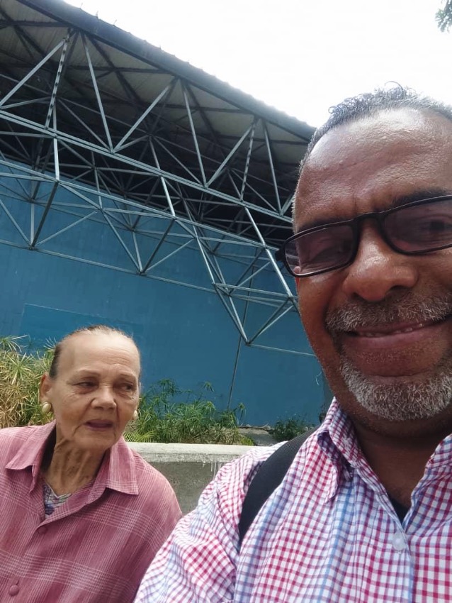 Carmen Teresa Navas junto a William Azuaje, amigo de su hijo