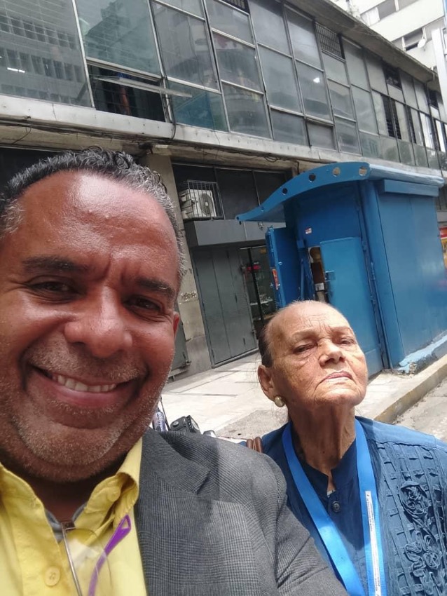 Carmen Teresa Navas junto a William Azuaje, amigo de su hijo