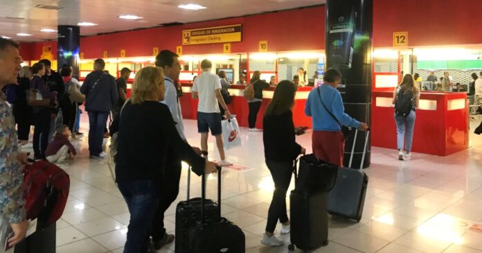 Control migratorio para entrar a Cuba; Aeropuerto Internacional José Martí, La Habana