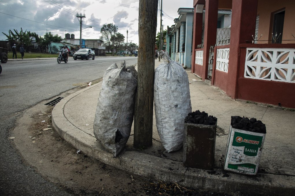 Se vende carbón para cocinar. Cuba, 2026
