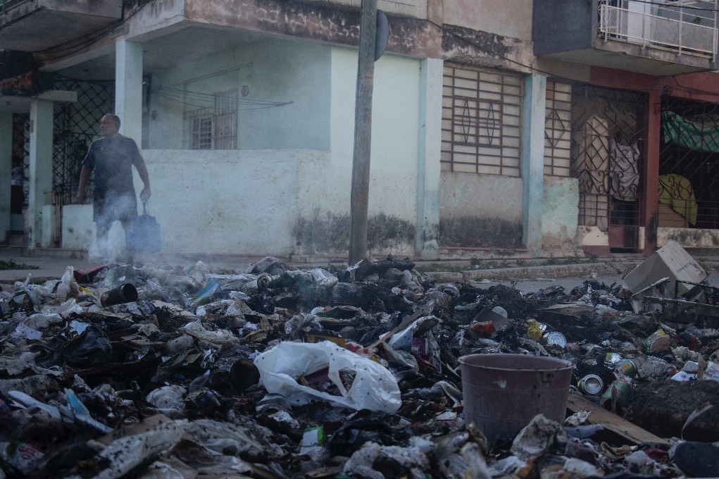 La quema de basura se ha hecho habitual en las calles. La Habana, 2026