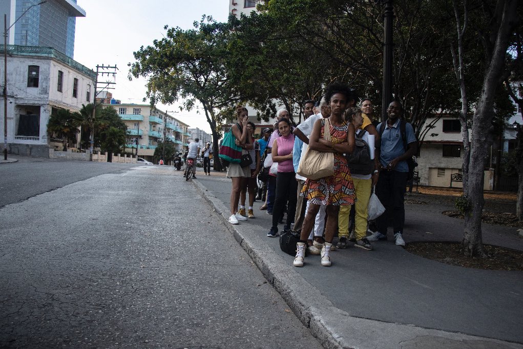 Esperando el transporte. La Habana, 2026