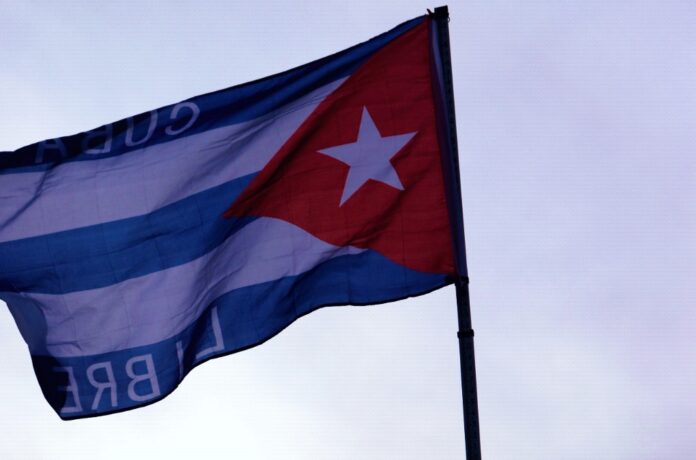 «Cuba libre». Bandera cubana ondeada en el restaurante Versailles de Miami; noviembre de 2021
