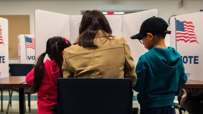 Familia en un colegio electoral en Lorton, Virginia