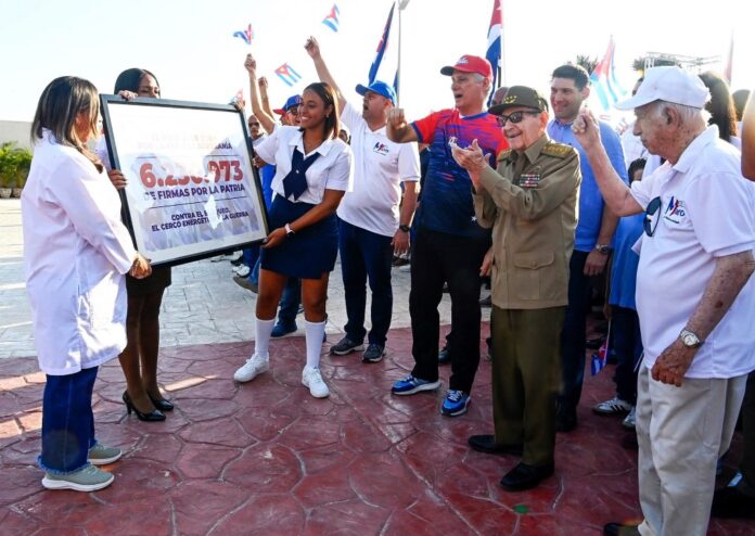 Raúl Castro custodiado por José Ramón Machado Ventura y el presidente Miguel Díaz-Canel; Primero de Mayo de 2026, La Habana