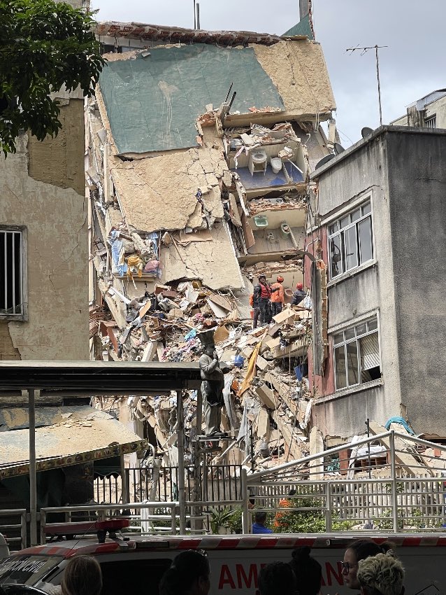 Los vecinos observan, mientras bomberos y rescatistas trabajan en Caracas tras los sismos del 24 de junio de 2026