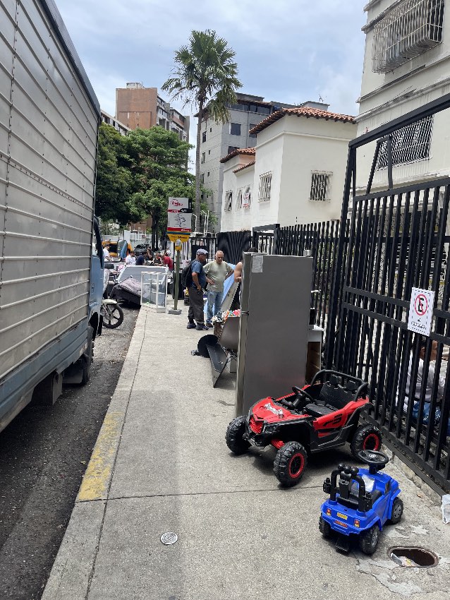 Vecinos de La Candelaria, Caracas, con sus pertenencias en las calles (tras los sismos del 24 de junio de 2026)