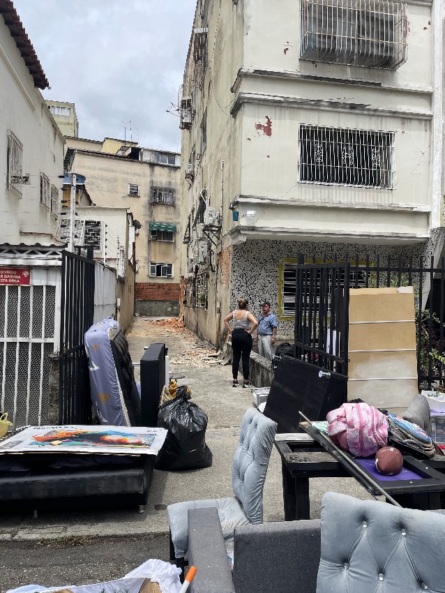 Vecinos de La Candelaria, Caracas, con sus pertenencias en las calles (tras los sismos del 24 de junio de 2026)