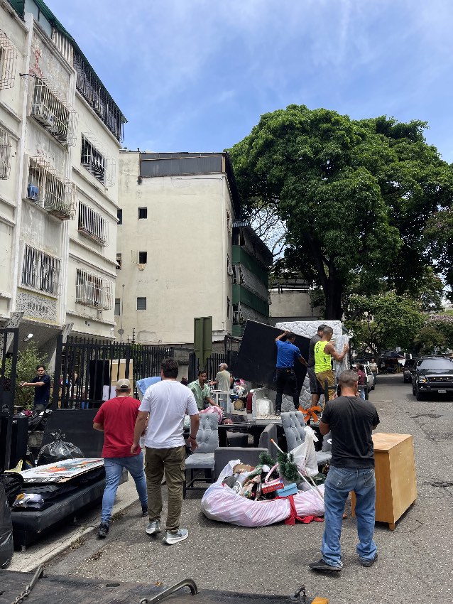 Vecinos de La Candelaria, Caracas, con sus pertenencias en las calles (tras los sismos del 24 de junio de 2026)