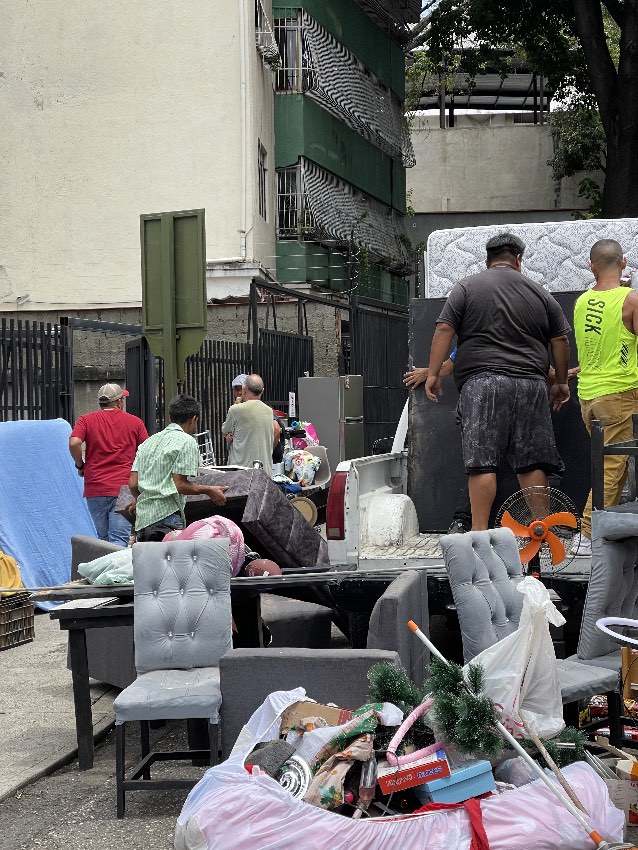 Vecinos de La Candelaria, Caracas, con sus pertenencias en las calles (tras los sismos del 24 de junio de 2026)