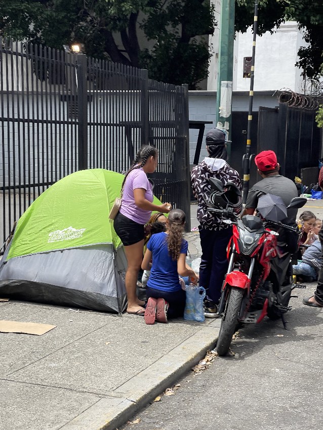 Emergen las carpas en Caracas tras los sismos del 24 de junio de 2026