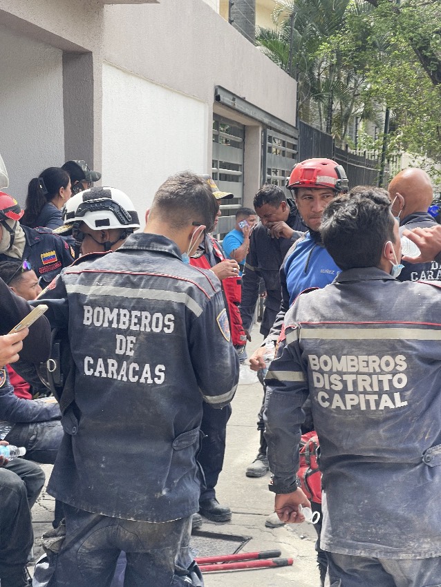 Bomberos, rescatistas y ciudadanos trabajan en Caracas tras los sismos del 24 de junio de 2026