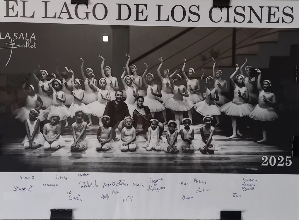 Foto de compañía de ballet en la obra ‘El lago de los cines’; La Sala, en Las Piedras, Uruguay