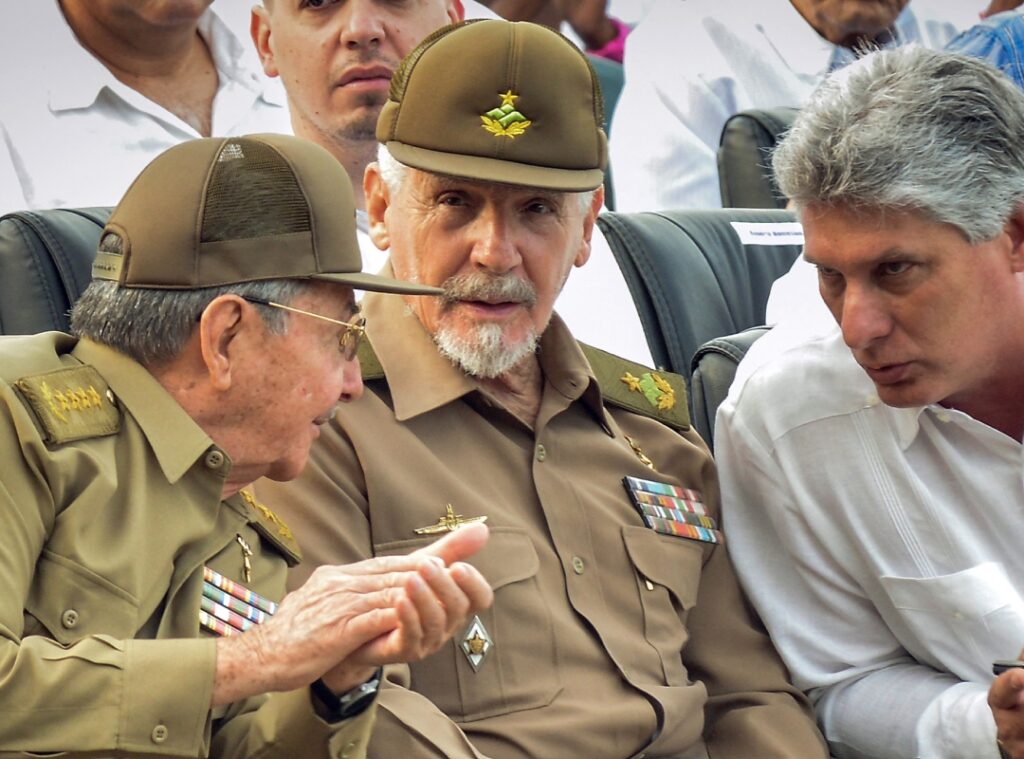 Ramiro Valdés, junto a Raúl Castro y Miguel Díaz-Canel / Foto: AFP