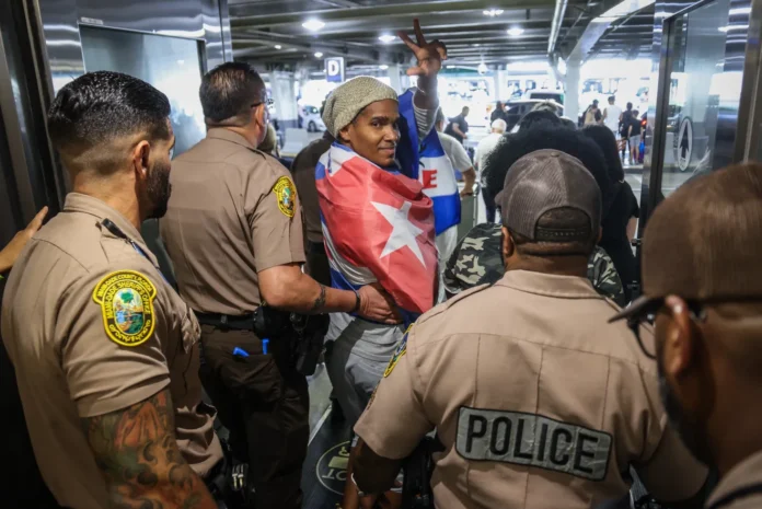 Luis Manuel Otero llega a Miami / Foto: GIORGIO VIERA, AFP Via Getty Image