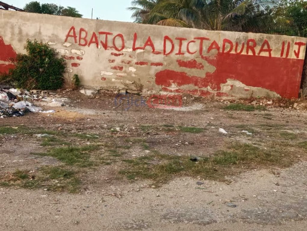 Un cartel con la frase «Abajo la dictadura» y las siglas «11J» apareció en una pared cercana al paradero de Cojímar, en La Habana.