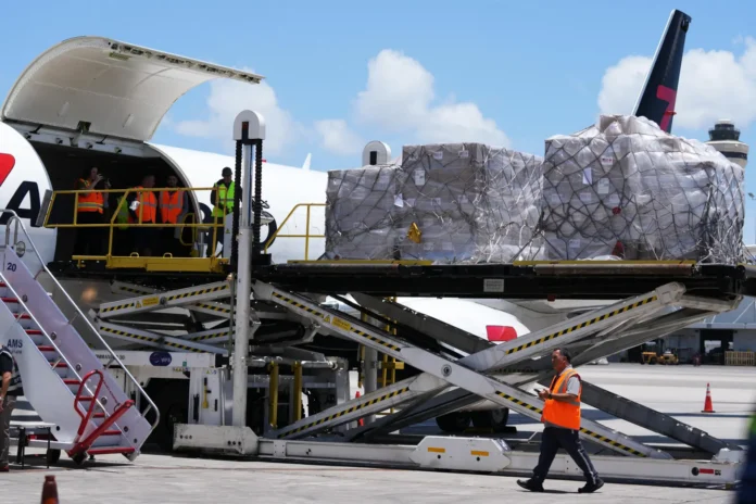 Cargamento de ayuda en un avión con destino a Cuba organizado por el gobierno de Estados Unidos / Foto: AP Foto/Lynne Sladky