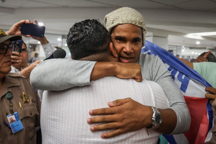 Luis Manuel Otero Alcántara llega a Miami / Foto: AFP