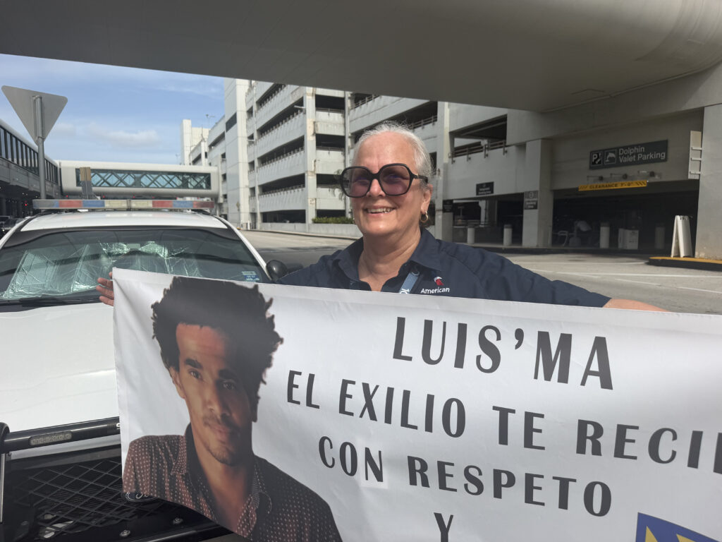 Espy Loys espera a Luis Manuel en el aeropuerto / Foto: El Estornudo
