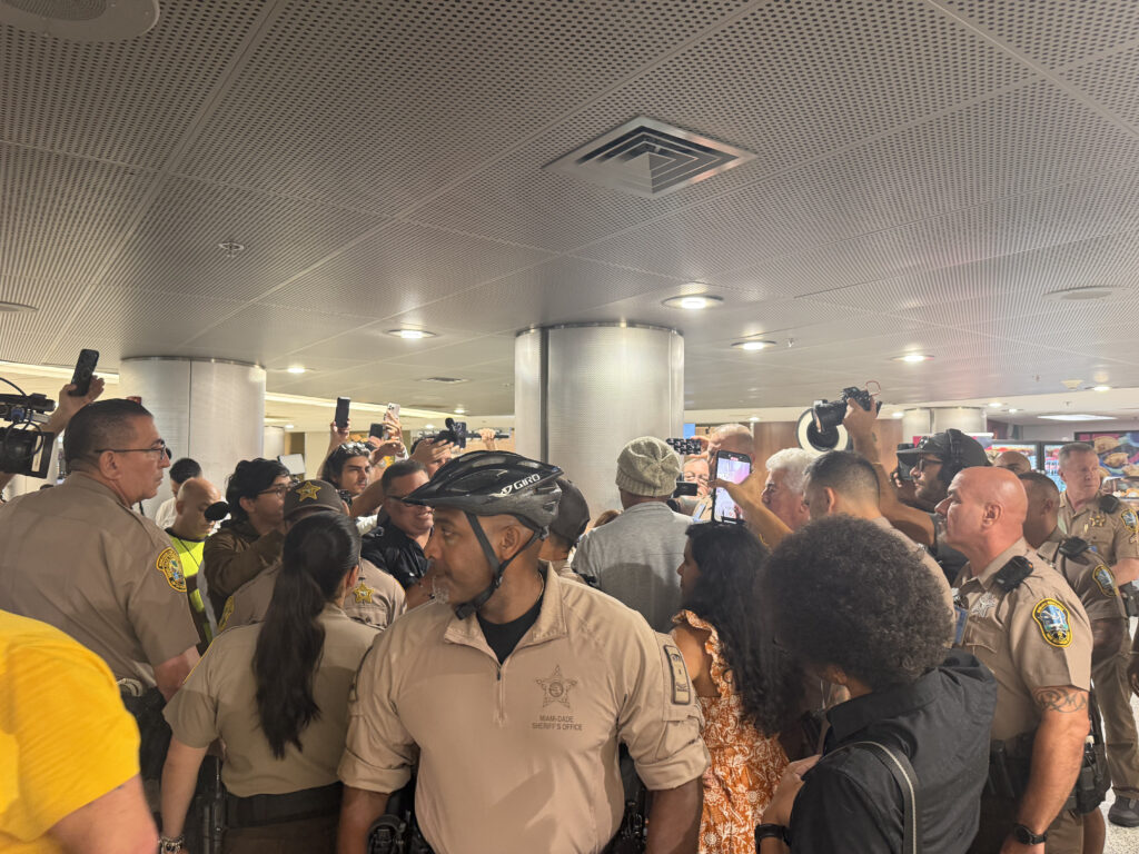 Cubanos que esperan a Luis Manuel Otero en el aeropuerto de Miami / Foto: El Estornudo