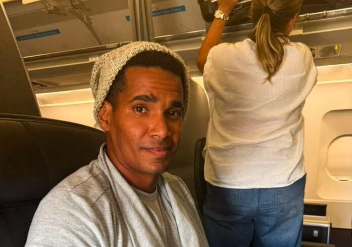 Luis Manuel Otero Alcántara, artista disidente cubano, abordo de un avión rumbo al exilio de Miami