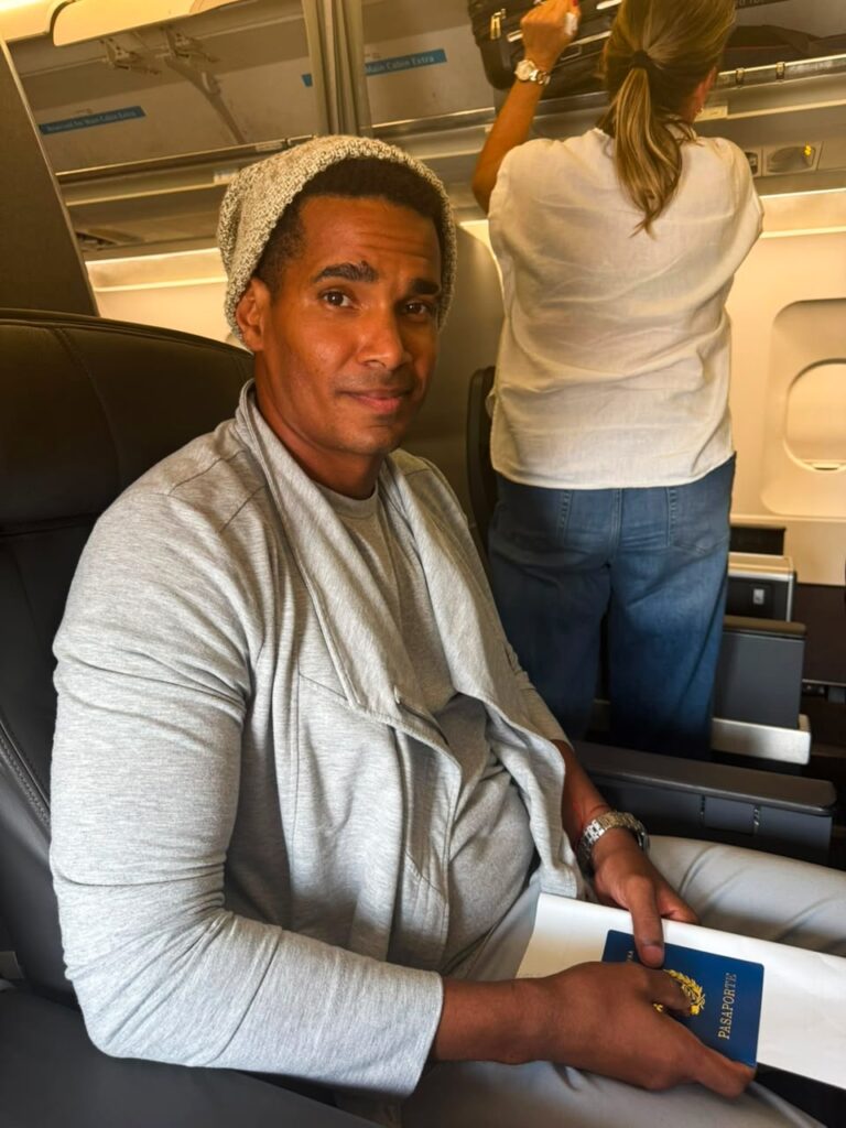 Luis Manuel Otero Alcántara, artista disidente cubano, marcha al exilio tras cinco años de prisión en una cárcel de máxima seguridad en su país. Este sábado 18 de julio, abordó en el aeropuerto internacional de La Habana un avión rumbo a Miami, Estados Unidos.
