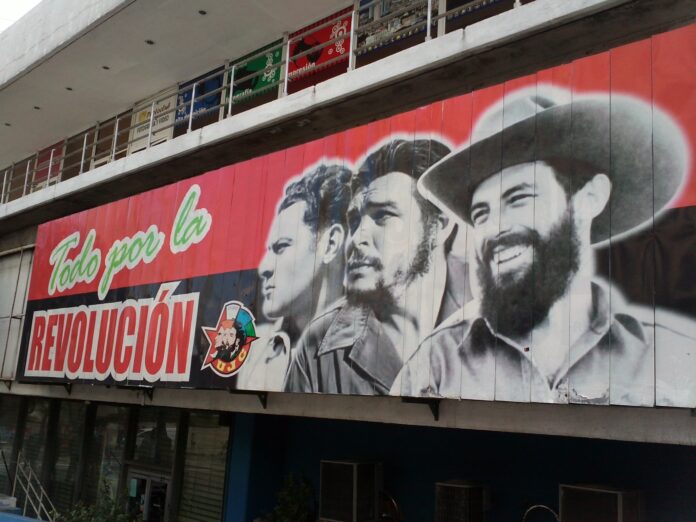 Mural en el que aparecen Julio Antonio Mella, el Che Guevara y Camilo Cienfuegos / Foto: Wikipedia