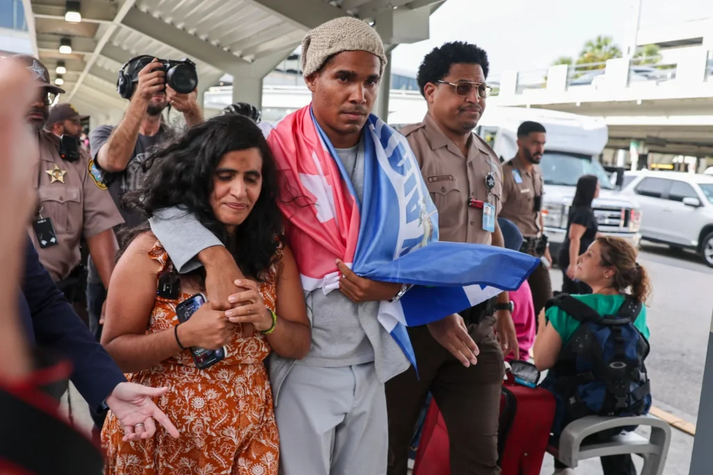 Luis Manuel Otero junto a la curadora Anamely Ramos, tras su llegada a Miami / Foto: David Santiago-AP