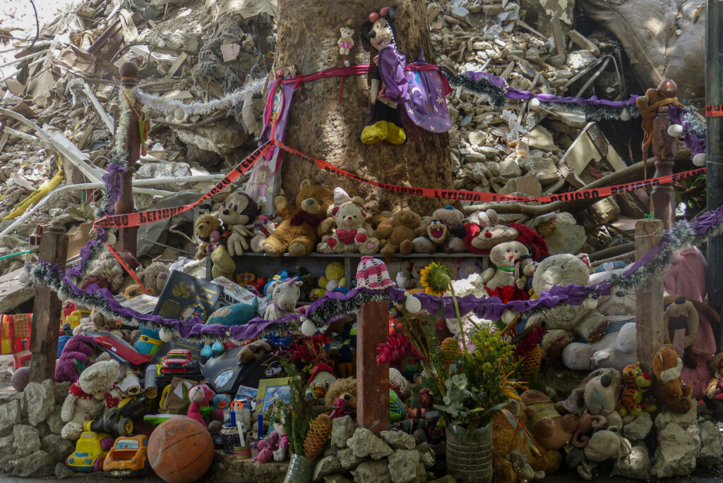 Un altar de recuerdos a las víctimas de La Guaira / Foto: Nala de Vega