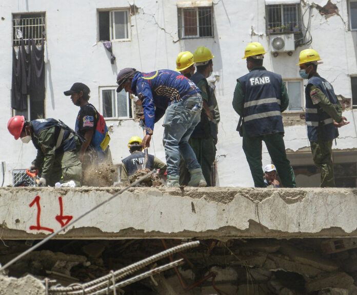 Labores de rescate en La Guaira / Foto: Nala de Vega