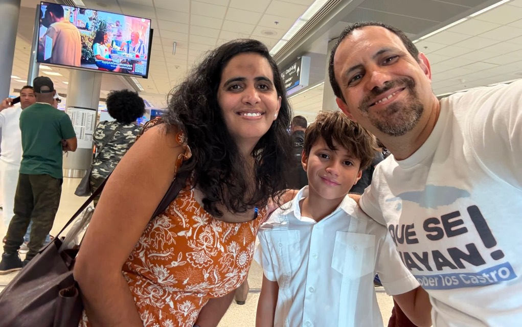 Oscar Casanella y su hijo mayor junto al activista exiliada Anamelys Ramos