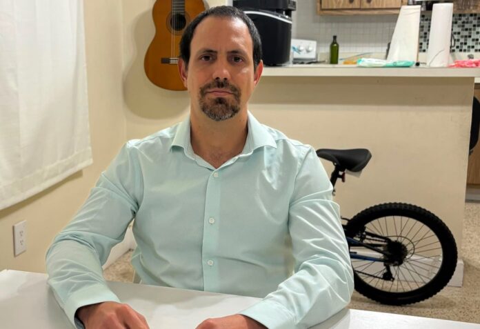 Oscar Casanella reside actualmente en Estados Unidos con su esposa y dos hijos pequeños, pero sin estatus migratorio asegurado.