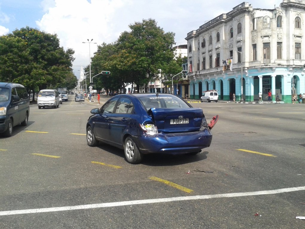 Huellas del choque al auto que conducía en 2015 el activista cubano Oscar Casanella