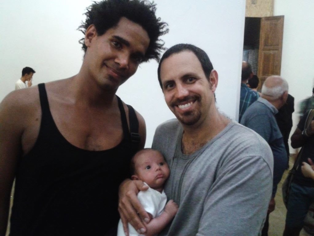 Oscar Casanella, con su primer hijo en brazos, junto al artivista Luis Manuel Alcántara, líder del Movimiento San Isidro