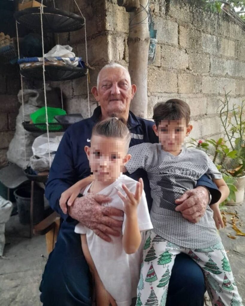 Miguel Díaz Bauzá y sus nietos / Foto de cortesía