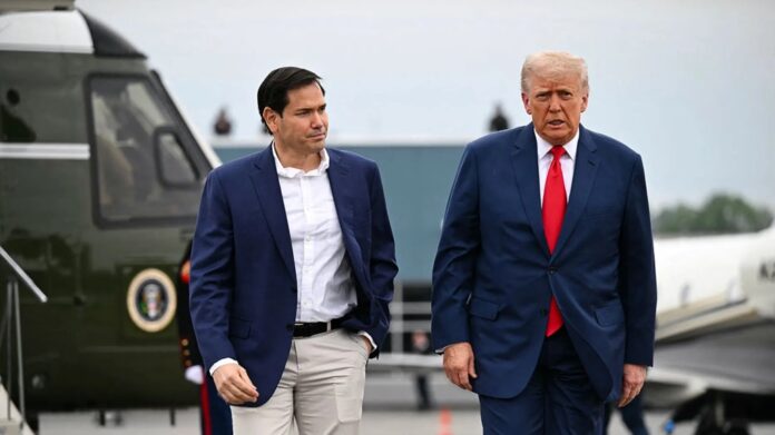Marco Rubio, secretario de Estado, junto al presidente estadounidense Donald Trump. Morristown Municipal Airport, en New Jersey; 8 de junio de 2025