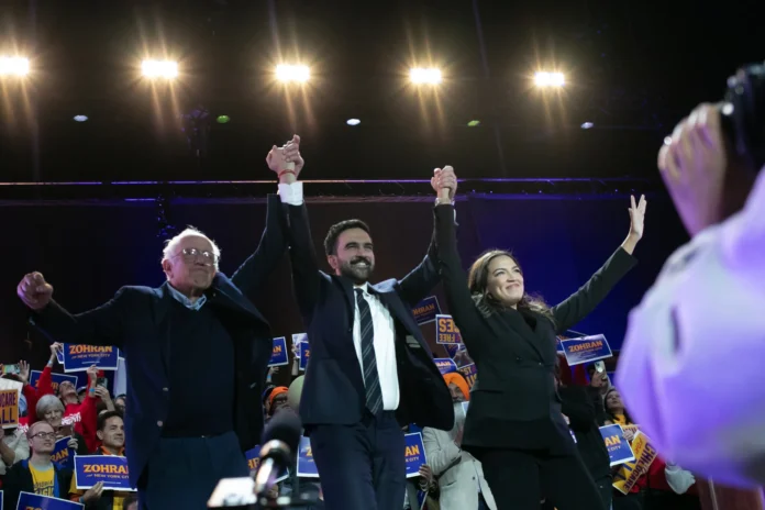 Bernie Sanders, Alexandria Ocasio-Cortez y Zohran Mamdani / foto: Ben Fractenberg-THE CITY
