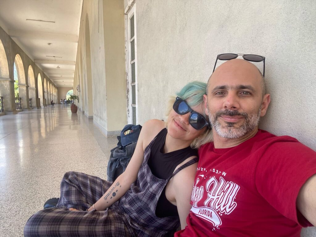 Henry junto a su novia Alejandra García / Foto tomada de Facebook
