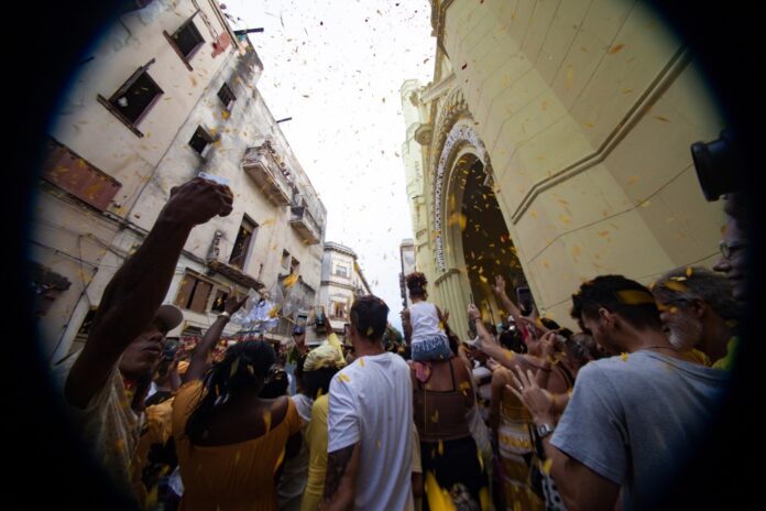Caen pétalos desde los altos de la iglesia. Celebración de la Virgen de la Caridad del Cobre; La Habana, septiembre de 2026