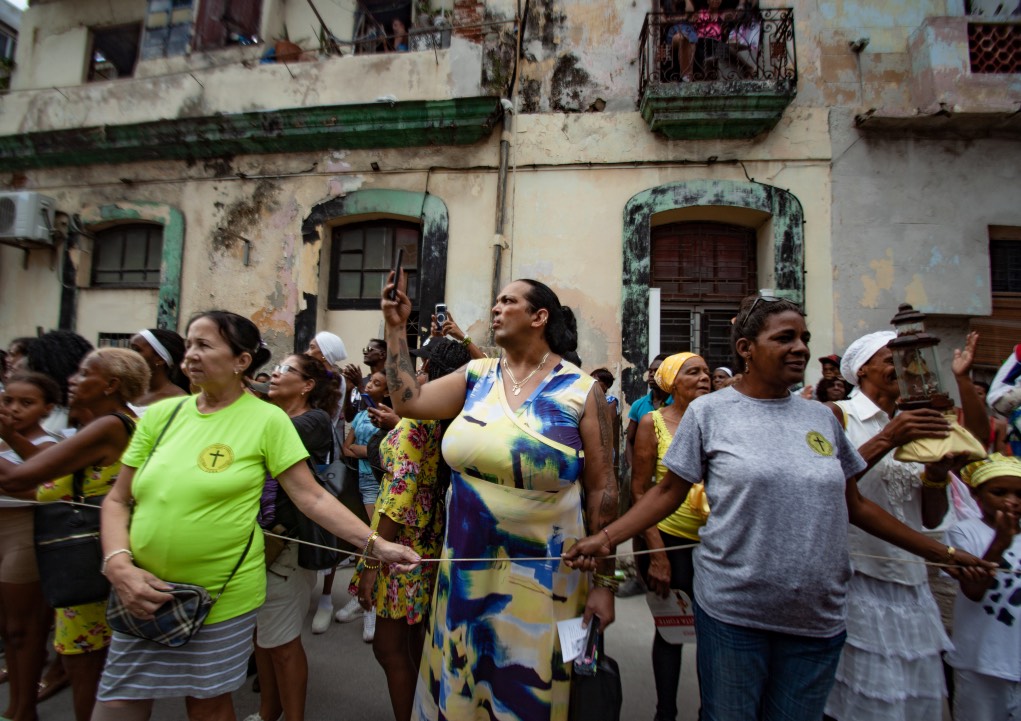 El público devoto en la Avenida Zanja. Celebración de la Virgen de la Caridad del Cobre; La Habana, septiembre de 2026